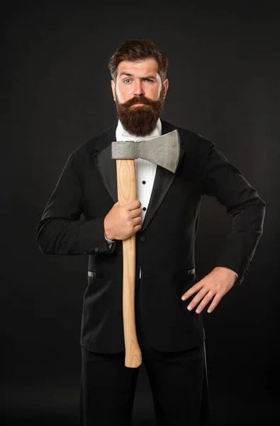 Takım elbiseli, baltalı, esmer, berber dükkanlı ciddi sakallı bir adam. — Stok fotoğraf