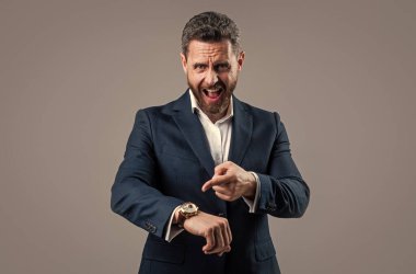 Bağrışan işadamlarının dikkat çekmesi için zaman ve zaman kısıtlı.