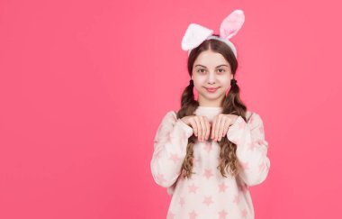 Tavşan kulaklı, pijamalı mutlu Paskalya çocuğu. Kopya alanı, Paskalya.