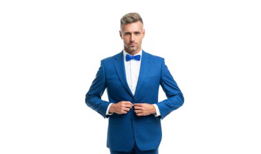 Resmi smokinli, kendine güveni tam, beyaz tenli bir beyefendi.