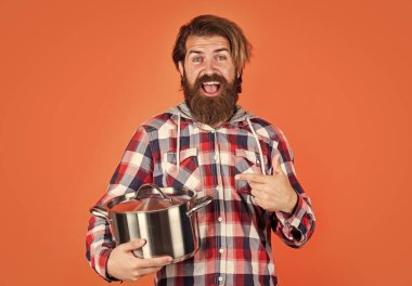 Havalı saç stili olan şık sakallı adam kareli gömlek giyer, şef.