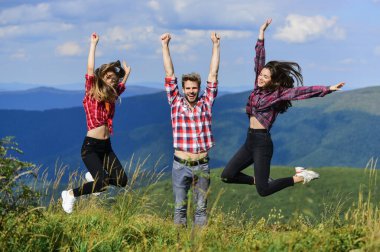 Mutlu haftasonları. Zirveye ulaştı. Mutlu neşeli arkadaşlar dağın zirvesine ulaşmayı kutluyor. Özgürlüğü hissetmek. Erkekler ve kızlar mutlu duygusal ifadeler. Dağlarda yaz tatili. Yürüyüş için heyecanlı yürüyüşçüler