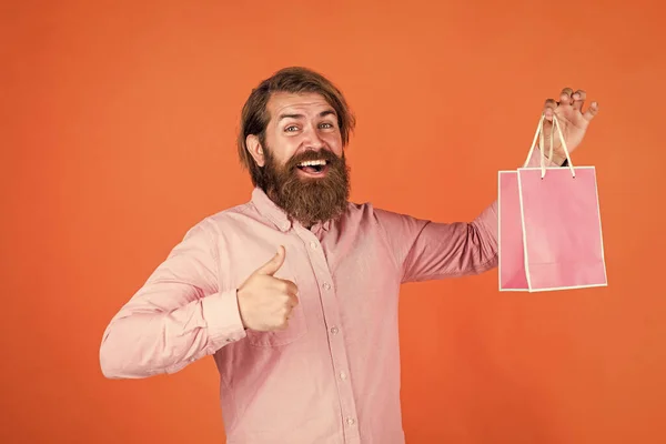 Homme mature avec barbe et coiffure à la mode tenir paquet cadeau, bonne affaire vente — Photo