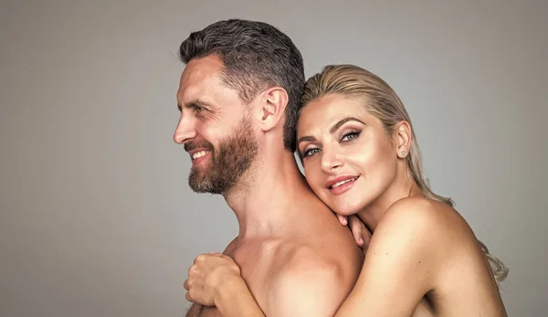 Gelukkig sexy paar in liefde van ontkleed man en vrouw omarmen, relaties — Stockfoto