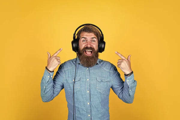 Mírame. nueva tecnología en la vida moderna. calidad de sonido. hombre barbudo escuchar música. brutal hipster usar auriculares. educación en línea. Sólo diviértete. chico sin afeitar escuchar ebook — Foto de Stock