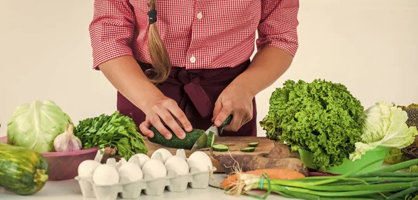 Stellen Sie sich einen neuen Geschmack vor. Profi-Koch mit Messer geschnitten. Kind in frischen Salat kochen. Mädchen in der Küche. — Stockfoto