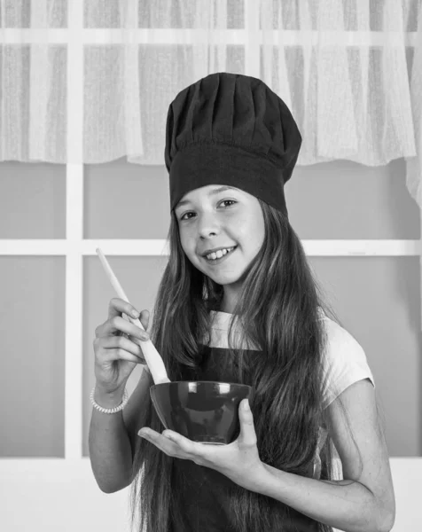 Bambino felice cucina in uniforme, culinaria — Foto Stock