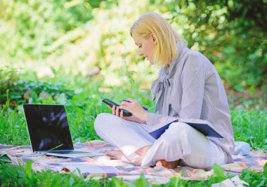 Başarılı freelancer olmak. Açık havada iş yönetme. Dizüstü sit çim çayır kadınla. İş kadını serbest açık havada çalışmak. Serbest meslek kavramı. Serbest meslek Başlangıç Kılavuzu