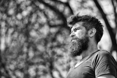 Sakallı hippi acımasız maço. Kuaför kavramı. Adam acımasız bıyık ciddi bir yüz emin doğa arka plan ile sakallı. Sakallı adam düşünceli ciddi bir yüz. Hipster emin yan görünüm sakallı