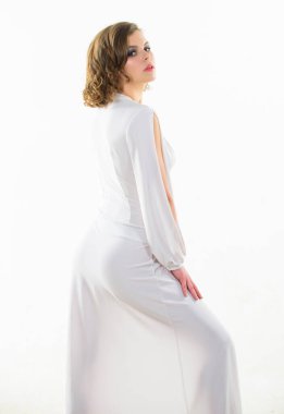Beyaz arka plan üzerinde kız çekici vintage modeli. Vintage moda konsepti. Retro saç modeli ve makyaj beyaz elbise poz ile kadın zarif bayan. Seksi vintage moda elbise. Parti için kıyafet