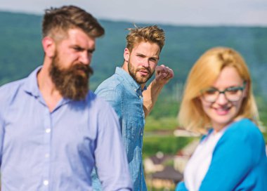 Adam bulunamadı veya kız arkadaşı onu başka bir adamla yürürken hile tespit edildi. Adam agresif saldırı sevgilisine onun kız arkadaşı olacak. Erkek kıskanç bakar kuşkuyla çift dolu. Kıskanç kavramı