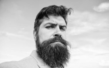 Adam sakallı hippi bıyık mavi gökyüzü arka plan ile. Büyüyen ve bıyık sürdürmek için uzman ipuçları. Hipster ciddi yakışıklı çekici sakallı adam uzun. Nihai bıyık damat Kılavuzu