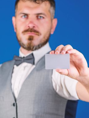 Plastik banka kartı kopya alanı. Kolay para kredi. Adam hipster tutun boş kart mavi arka plan sakallı. Bu kartı al. Kolay alışveriş yapmak. Hangi banka kredi kartı kolay olsun. Banka ve kredi kavramı