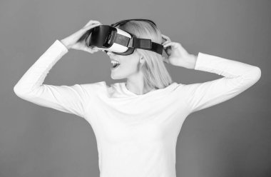 Sanal gerçeklik kulaklık kullanan kadın. Vr giyen genç kadın portresi koruyucu gözlük, 3d kulaklık kullanarak sanal gerçeklik yaşıyor. Sanal gerçeklik gözlüklü kadın. Dijital Vr.