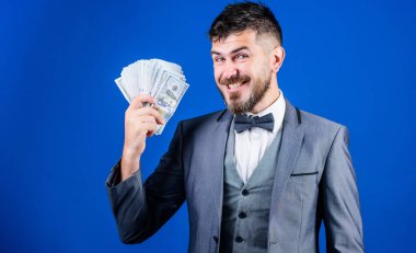 Başarılı bir yatırım. Para destesi ile para komisyoncusu. Kendi işiyle para kazanıyor. Elinde nakit para olan sakallı adam. Zengin işadamı ve dolarlar banknotlar. İşletme başlangıç kredisi