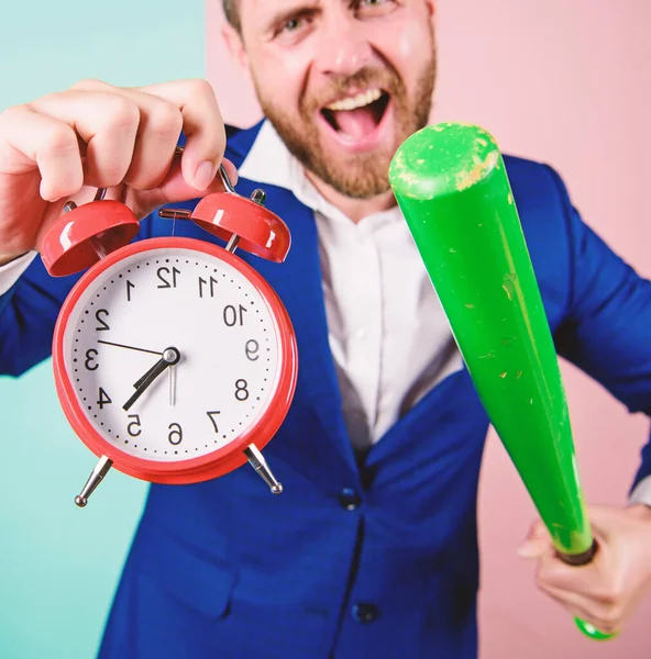 Disciplin och sanktioner. Boss aggressiva ansikte håll väckarklocka och basebollträ. Man kostym hålla klockan i handen och argumenterar för att vara sena. Disciplin affärsidé. Time management och disciplin — Stockfoto