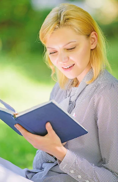 Die besten Selbsthilfebücher für Frauen. Bücher, die jedes Mädchen lesen sollte. Mädchen interessiert sitzen Park lesen Buch Natur Hintergrund. Lesen inspirierender Bücher. Frauenliteratur. Freizeit- und Hobbykonzept — Stockfoto
