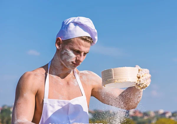 Homme boulanger musculaire ou cuire tamise la farine à travers le tamis. Concept Pizzaiolo. Les mains du chef cuisinier recouvert de pâte collante et de farine. Boulanger à la farine et au tamis, pétrir la pâte — Photo