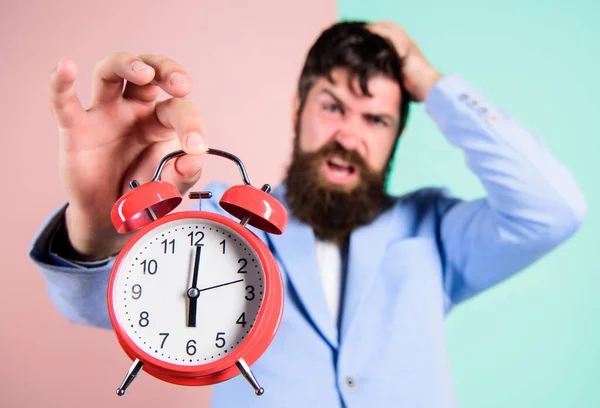 Tid ledningskompetens. Hur mycket tid kvar till deadline. Tid att arbeta. Man skäggiga stressande affärsman hålla klockan. Stress koncept. Hipster stressigt arbetsschema. Affärsman har brist på tid — Stockfoto