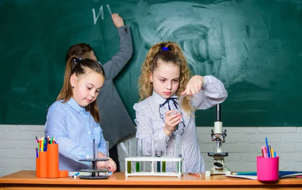 School onderwijs. School meisjes studeren. Kinderen in de klas met Microscoop en reageerbuisjes. Verken biologische moleculen. Toekomstig technologie-en wetenschaps concept. Kinderen studie biologie of scheikunde school — Stockfoto