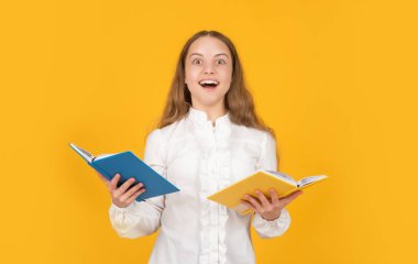 Şaşırmış çocuk kitabı okuyor. Okula dönüyorum. Çocukluk eğitimi. bilgi günü