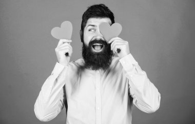 Sevgililer günün kutlu olsun. Sakallı adam, kırmızı kalpli bir göz saklıyor. Hippi küçük kalpler tutuyor. Kalp şeklinde kartları olan seksi bir sevgililer günü erkeği. Aşk ve romantizm bayramı. Aşk mutluluğun anahtarıdır.