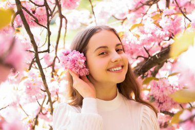 Sakura 'daki genç kız baharda çiçek açar.