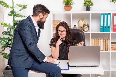 İş yerinde flört etmeye devam et. Mutlu kadın ve erkek ofiste flört ediyor. Ofis aşkı. Sadece masum flört.