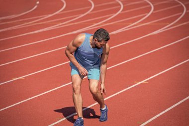 Sporcu incinmiş hissediyor. Keskin acı. Kaslı adamda spor travması var. Adam antrenmandan sonra yaralandı. Spor ve sağlıklı yaşam tarzı rutini. Erkek sporcu sabah egzersizinden sonra sakatlandı