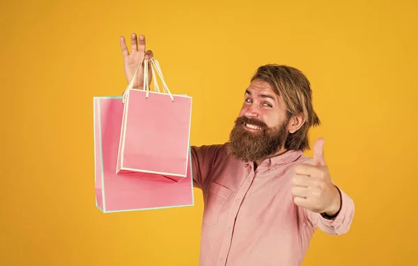 Apenas o melhor. compras e venda. maduro brutal hipster com presente. comprar no shopping. homem barbudo feliz segurando pacote de presente. feliz aniversário ou aniversário. Celebração de férias. surpresa para ele — Fotografia de Stock