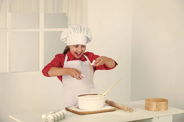 모두를 위한 거지. 빵집에서 요리사 복장을 하고 있는아이. 모자를 쓰고 앞치마를 입은 어린이. — 스톡 사진