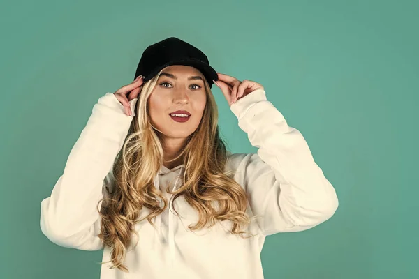 Menina desportiva em boné. Estilo hipster. moda e beleza. mulher sexy tem cabelo encaracolado loiro longo — Fotografia de Stock