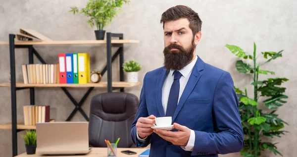 Brutal ceo in businesslike suit has lunch break with coffee cup at the office, business — Stock Photo, Image