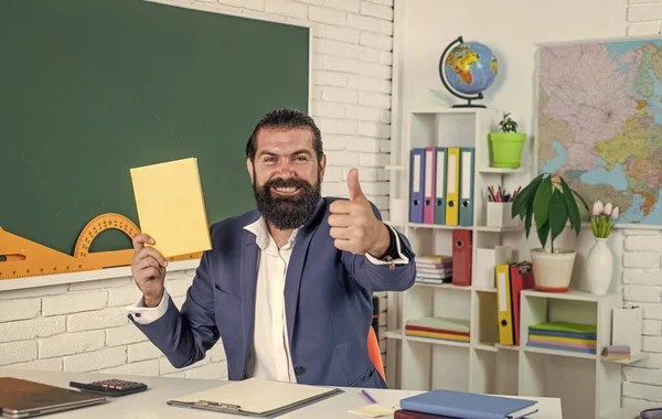 Портрет учителя начальной школы с большим пальцем вверх в классе, успех — стоковое фото