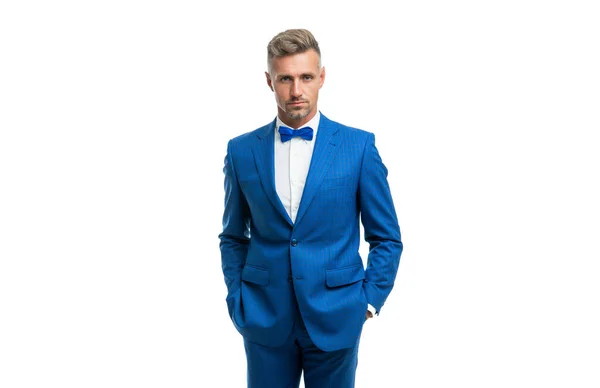 Hombre maduro con corbata de lazo chaqueta azul. hombre de negocios aislado en blanco. gran jefe en ropa formal —  Fotos de Stock