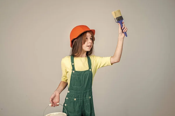 Ей нужен небольшой перерыв. художник по использованию рабочих инструментов. Девушка в шлеме играет строителя. строительство и ремонт. Ребенок строит. Инженер подросток строитель. Международный день труда — стоковое фото
