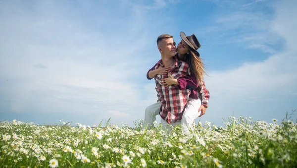 Kärlek och romantik. Vår landsbygd. älskare i tusensköna blomsterfält. par förälskade. — Stockfoto