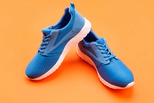 Schuhgeschäft. Einkaufskonzept. Schuhe für das Training. Sportliches Schuhwerk zum Laufen. — Stockfoto