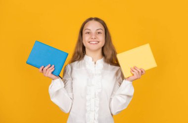 Çocuk defteri tut. Lise öğrencisiydim. Genç kız ödevlerini defter ile yapıyor..