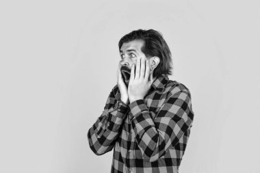 Haberler kötü. Bir şeyden korktum. Kareli gömlekli sakallı adam. Duygusal yüzlü acımasız bir adam. Sıradan bir erkek modası. Şaşırtıcı yakışıklı hippi. Berber dükkanı. Olgun adamın bıyığı var.