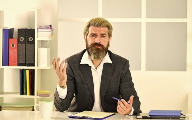 Çalışacak ruh hali yok. Patron iş yerinde. Modern ofis hayatı. Coronavirüs karantinadayken uzak çalışma. Olgun öğretmen. İş odaklı iş adamı. Resmi ceketli sakallı adam, masaya otur.