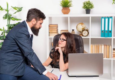 Flört etmeye başladı. Sekreter patrona göz koydu. İşteyken flört ettim. Ofis aşkı. Ofiste flört etmek.