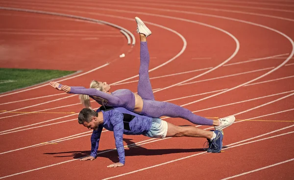 Empujar hacia arriba el ejercicio. desafío de entrenamiento. tablón para los músculos del núcleo. la salud es vida. ayuda y apoyo. aptos para deportistas. hombre y mujer entrenador deportivo. fitness pareja entrenamiento juntos — Foto de Stock