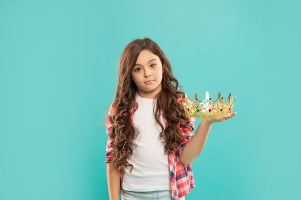 Arrogantie en egoïsme. portret van glorie. Ondeugend kind met kroon. zelfbewuste koningin. — Stockfoto