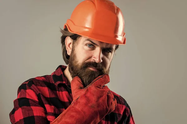 Бородатый хипстер в клетчатой рубашке и шлеме рабочего, механик — стоковое фото
