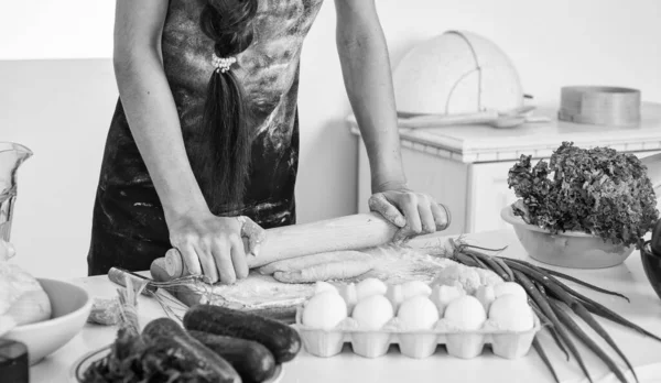 요리사 앞치마와 모자 요리, 요리하는 여자 아이 — 스톡 사진