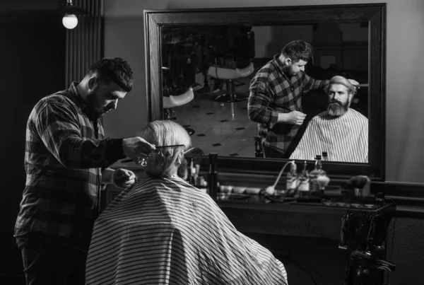 Han har bra stil. Frisör i frisörsalongen. man i frisörsalong med hipster frisyr. Skägg och mustasch. Professionell frisör i frisörsalong inredning. Porträtt av stilrent manskägg. rakning — Stockfoto