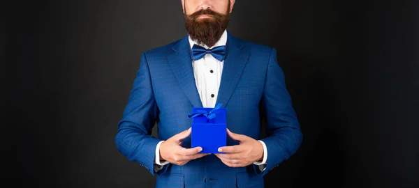 Cropped άνθρωπος σε σμόκιν παπιγιόν formalwear σε μαύρο πλαίσιο αναμονή φόντο. πώληση αγορών — Φωτογραφία Αρχείου