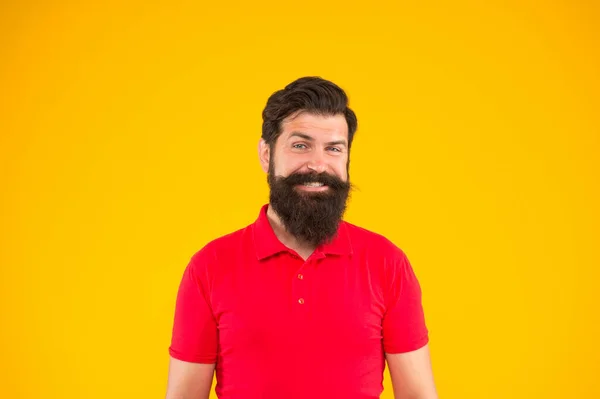 Уверенный и красивый бородатый мужчина на желтом фоне. уход за волосами и бородой. — стоковое фото