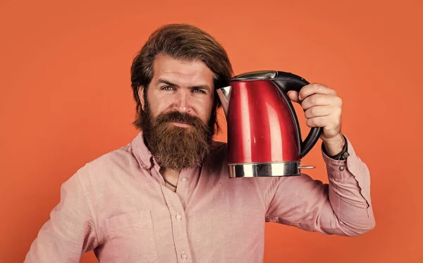 Beau barbu gars avec des cheveux élégants utiliser bouilloire électrique, appareils — Photo